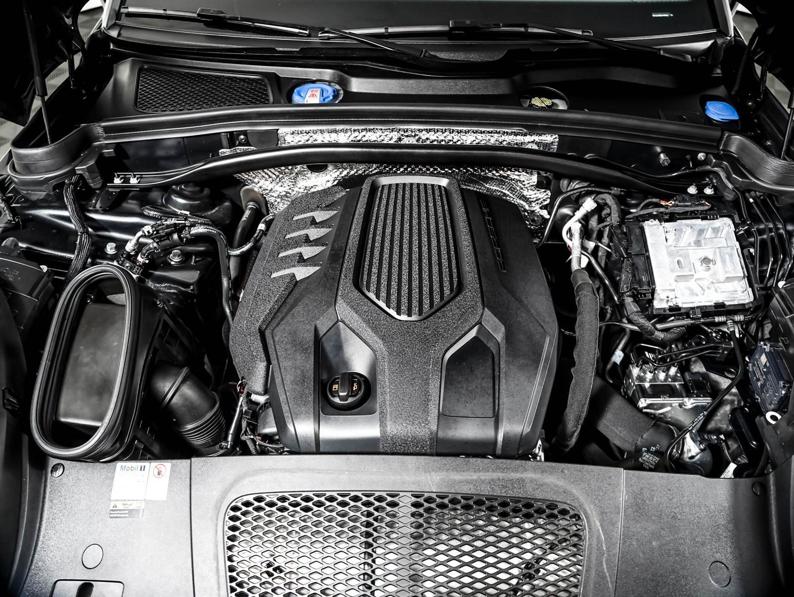 Certified 2022 Porsche Macan AWD/4WD image 12