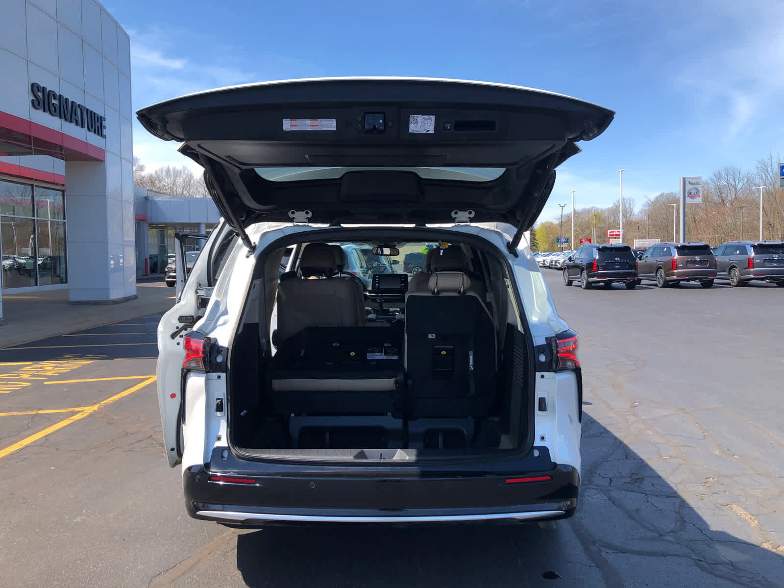 Used 2024 Toyota Sienna Limited image 31