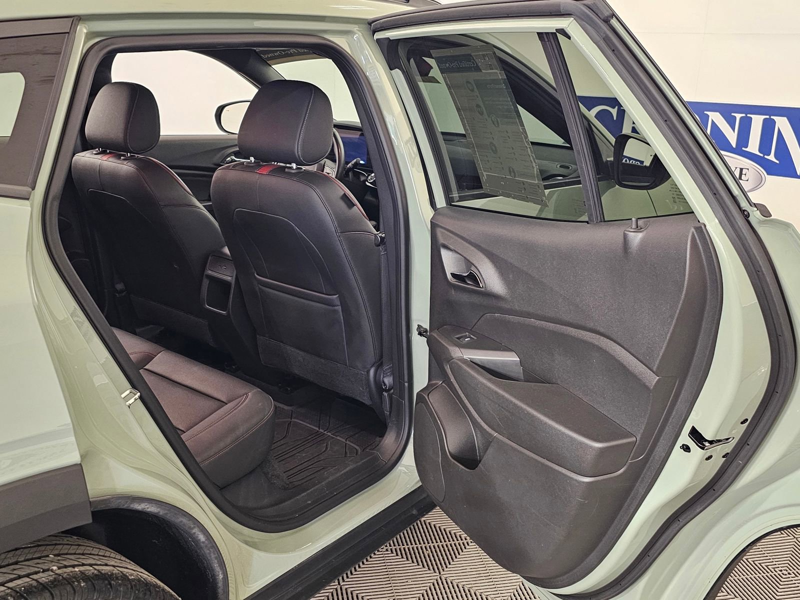 Used 2024 Chevrolet Trax RS w/ Sunroof Package image 34