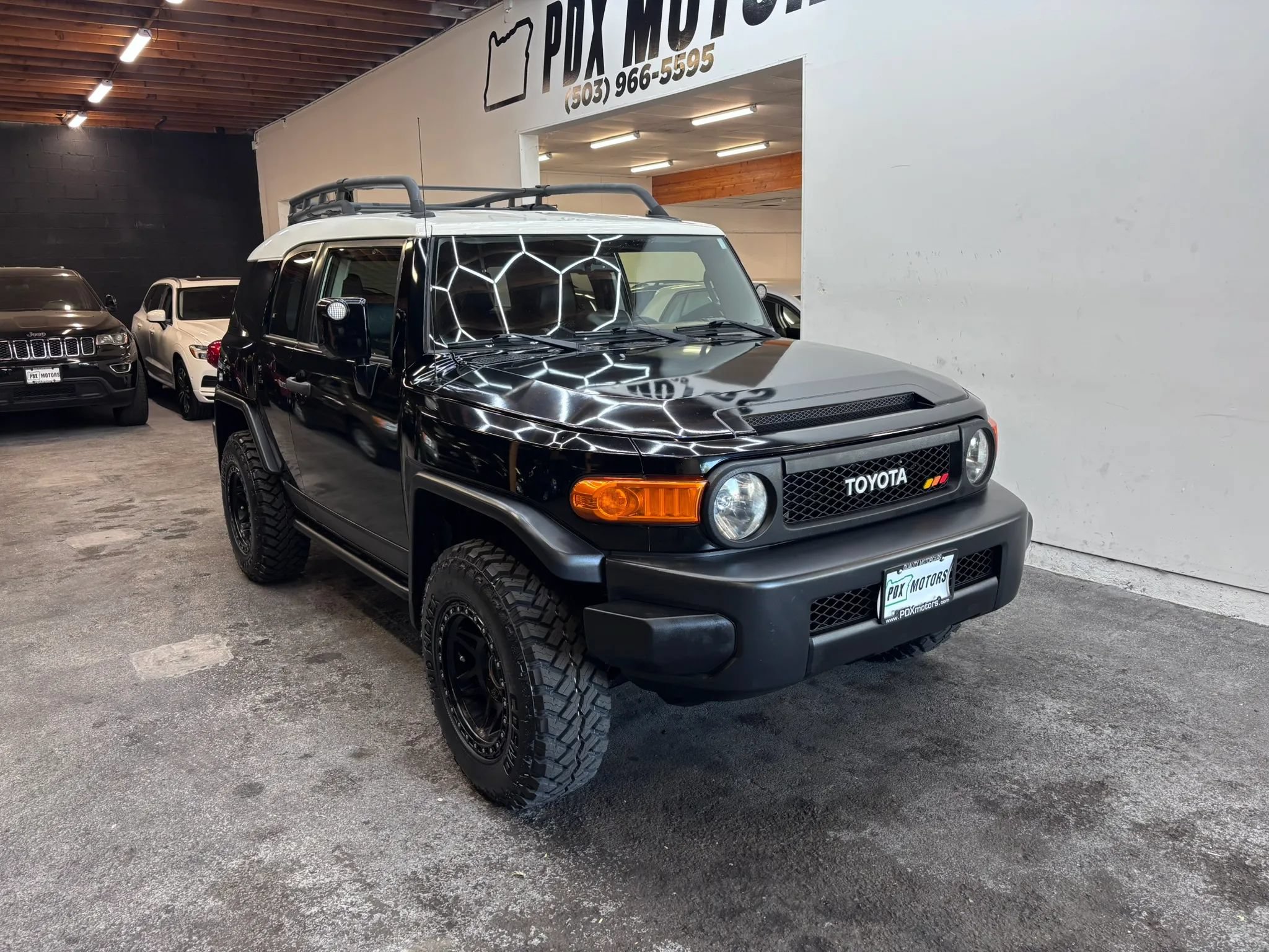 Used 2011 Toyota FJ Cruiser 4WD w/ Upgrade Pkg image 2