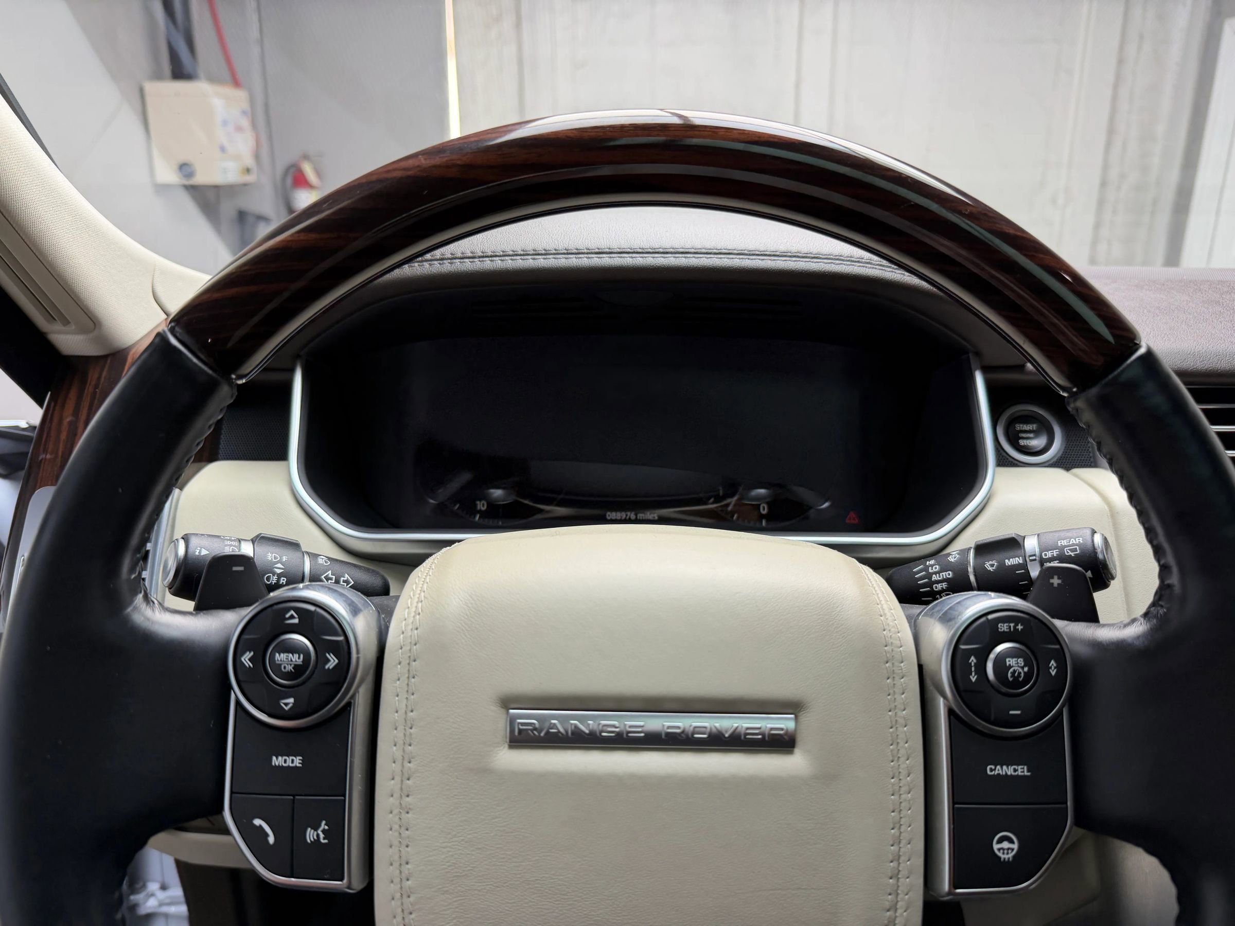 Used 2017 Land Rover Range Rover HSE image 32