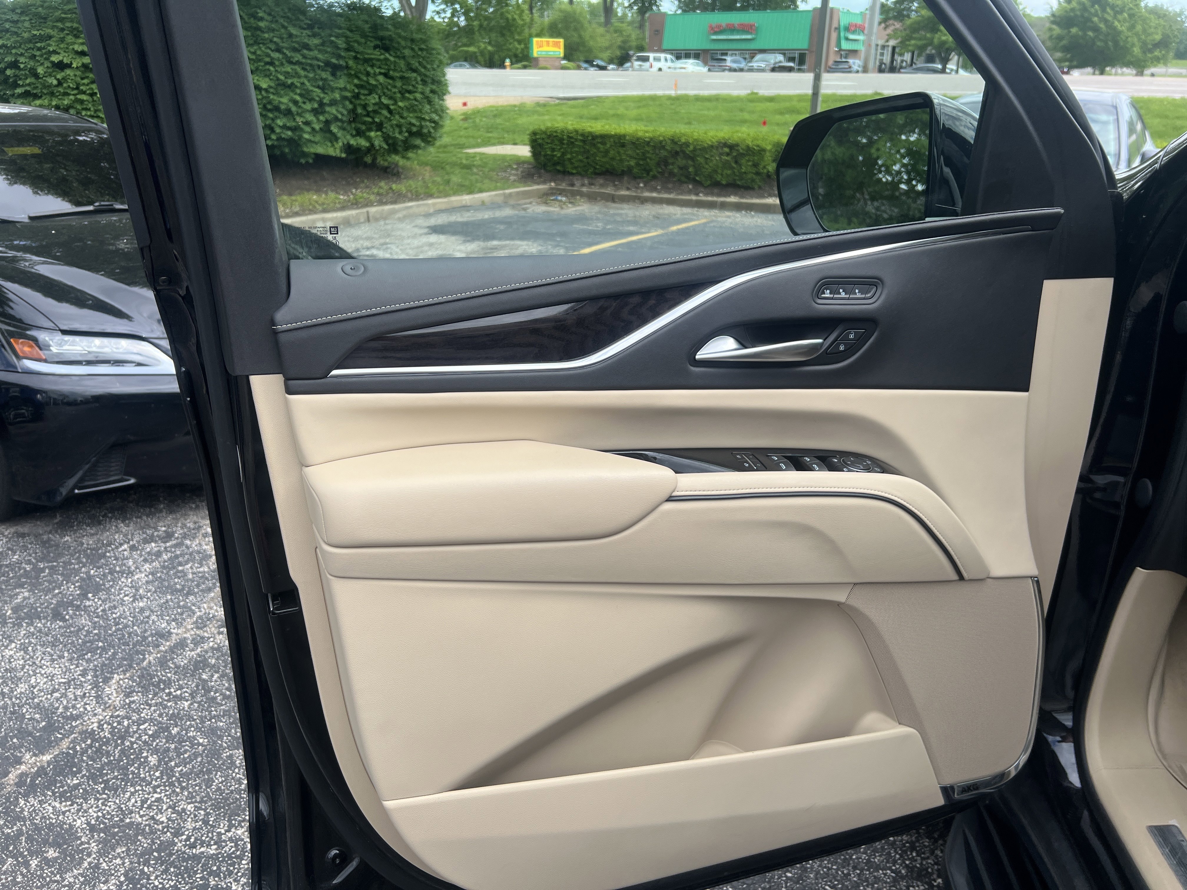 Used 2023 Cadillac Escalade Premium Luxury w/ LPO, Floor Liner Package AWD/4WD image 8