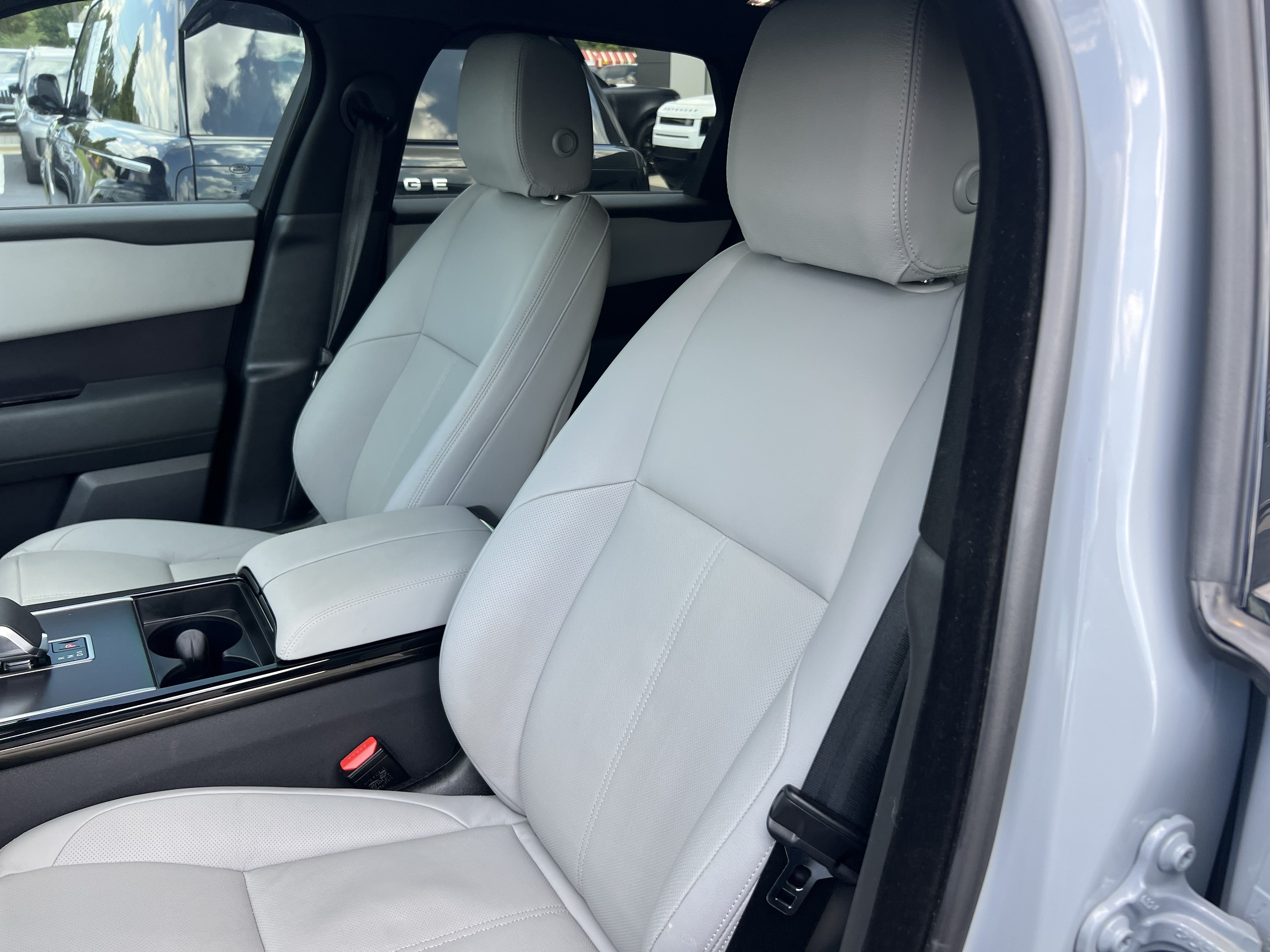 Certified 2026 Land Rover Range Rover Velar Dynamic SE AWD/4WD image 17
