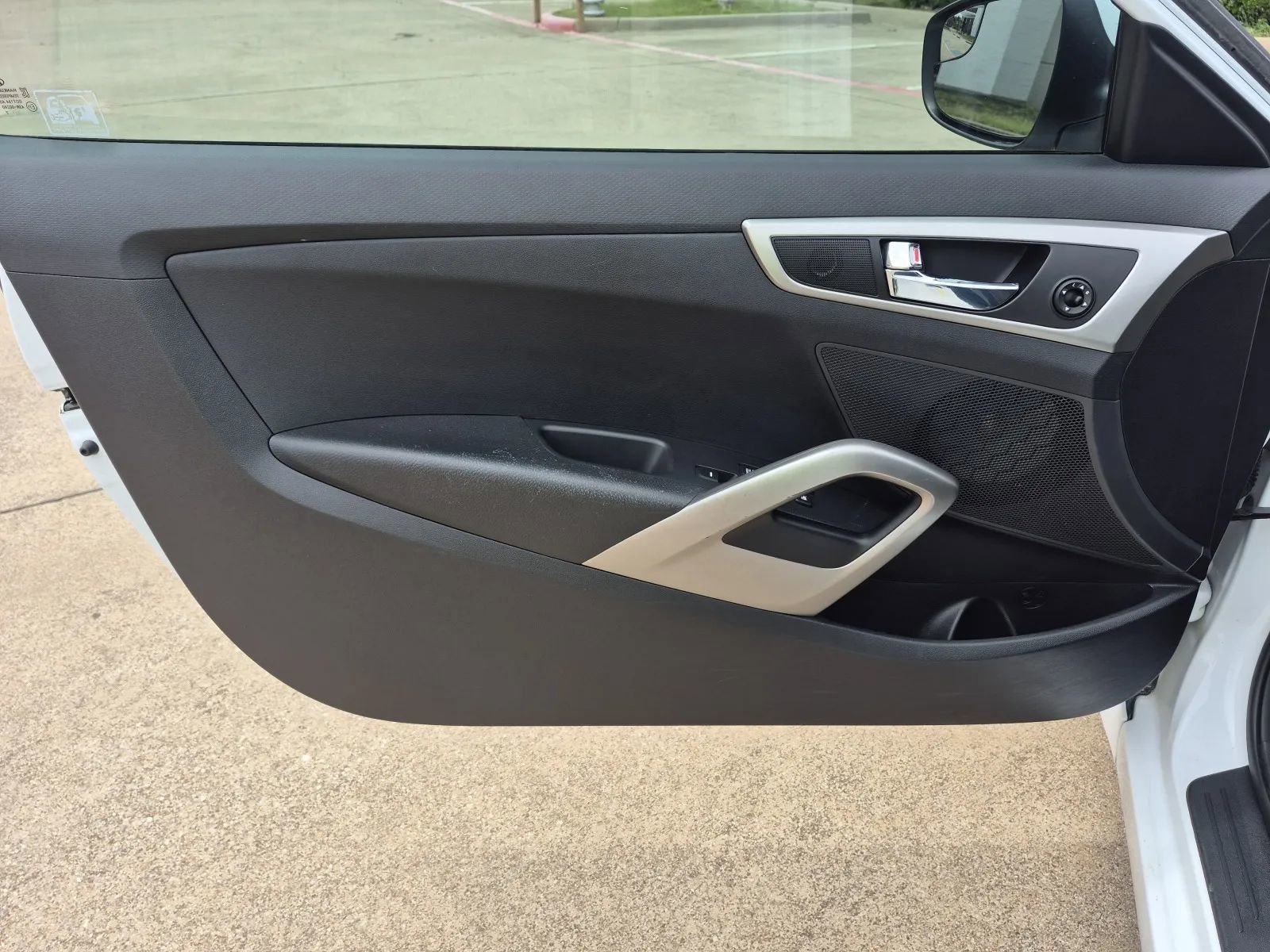 Used 2017 Hyundai Veloster FWD image 10