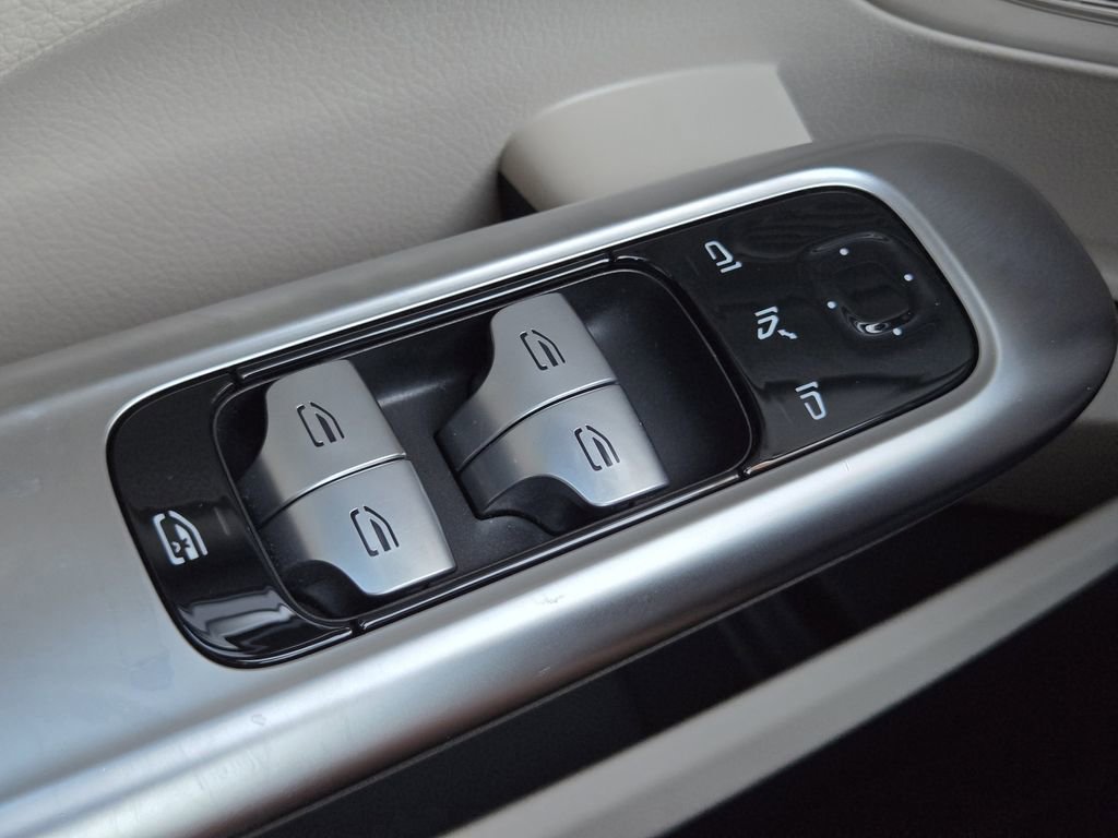 Used 2025 Mercedes-Benz C 300 4MATIC Sedan image 31