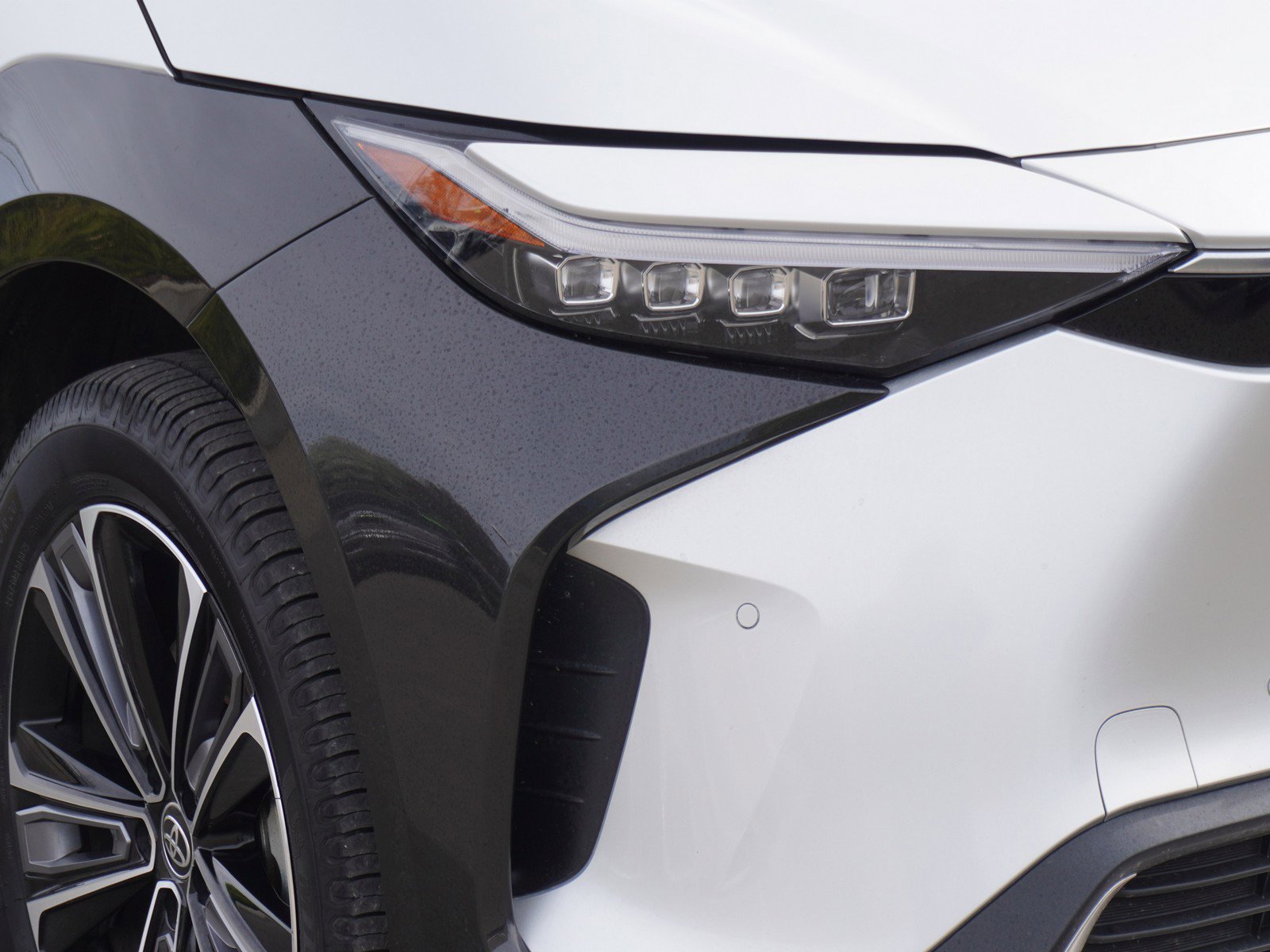 Used 2023 Toyota bZ4X Limited image 3