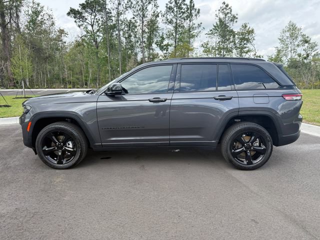 Used 2023 Jeep Grand Cherokee Altitude AWD/4WD image 2