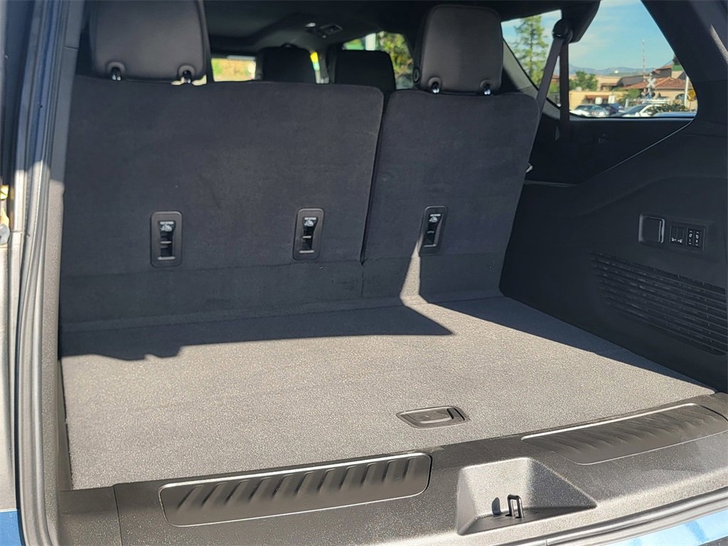 Used 2025 Chevrolet Suburban LT w/ Comfort Package image 21