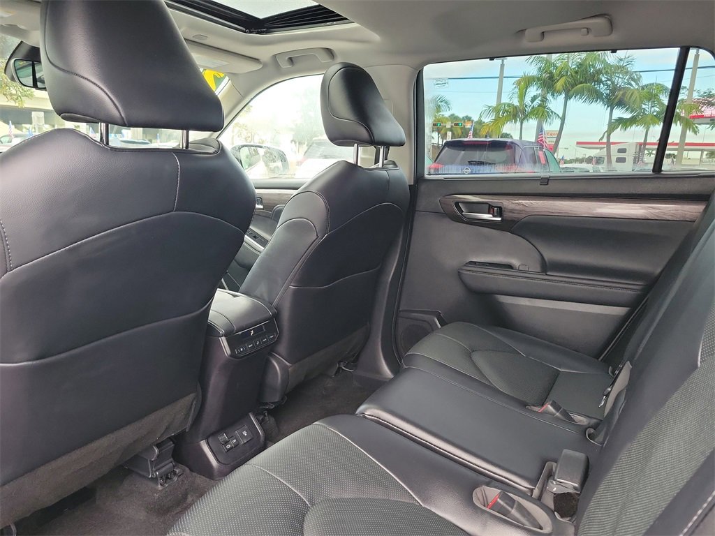 Used 2023 Toyota Highlander Limited image 8