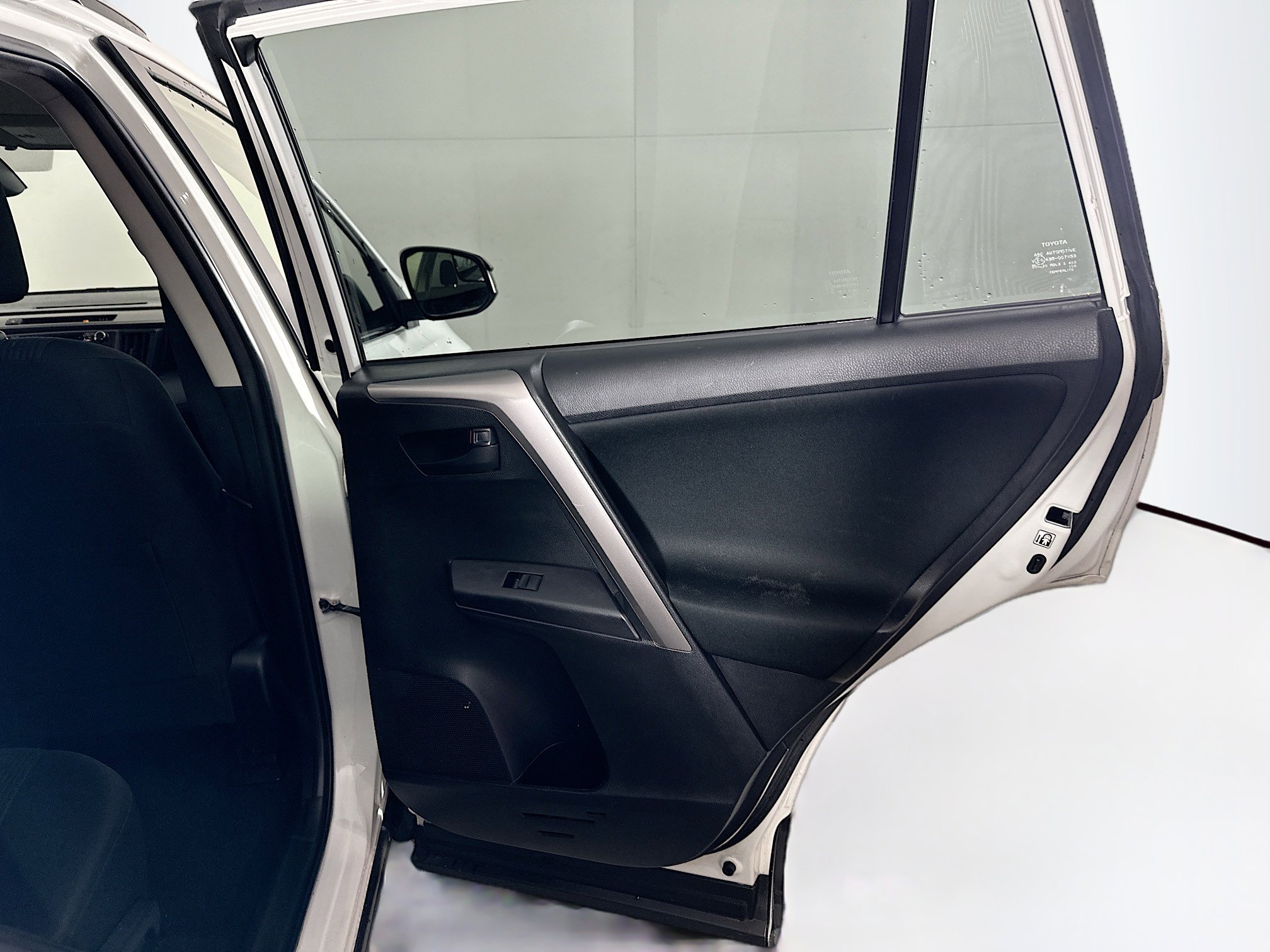 Used 2018 Toyota RAV4 LE image 27