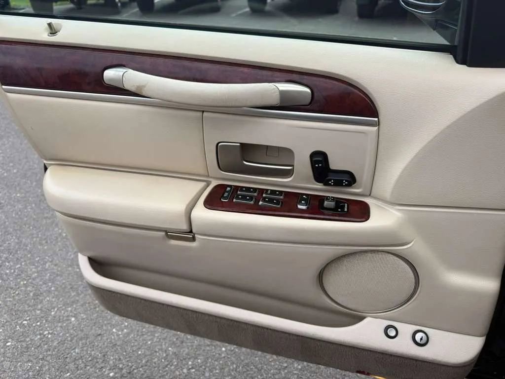 Used 2003 Lincoln Town Car Executive RWD image 15