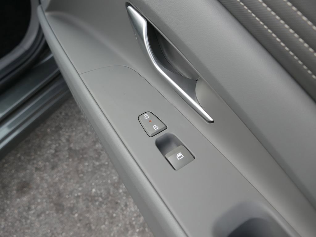 Certified 2025 Hyundai Elantra Sport image 23