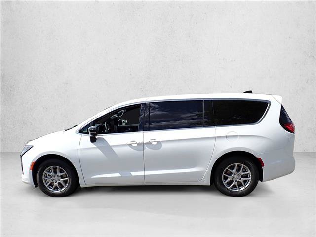 New 2027 Chrysler Pacifica Select FWD image 2