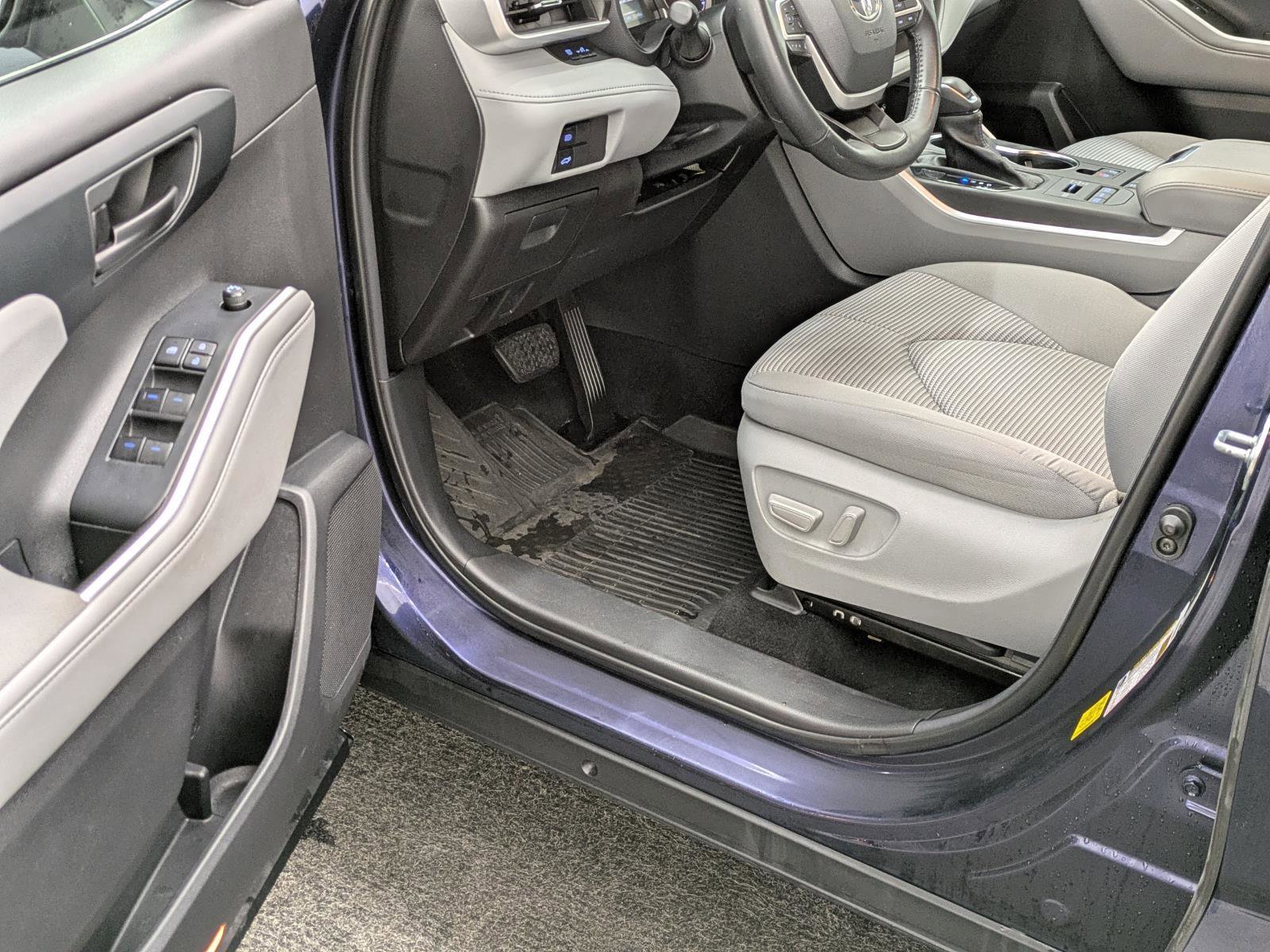 Used 2022 Toyota Highlander LE image 26