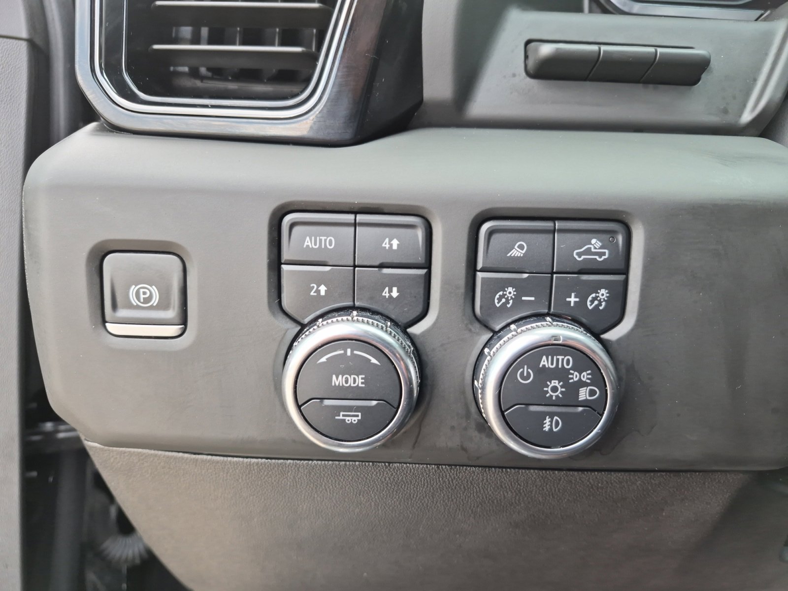 Used 2025 GMC Sierra 2500 AT4 w/ AT4 Premium Plus Package AWD/4WD image 28