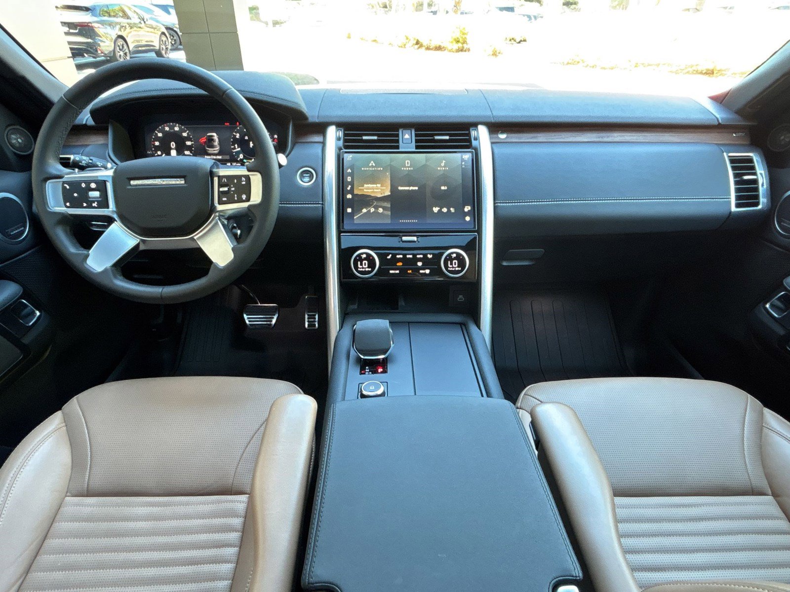 Used 2024 Land Rover Discovery Dynamic SE image 16