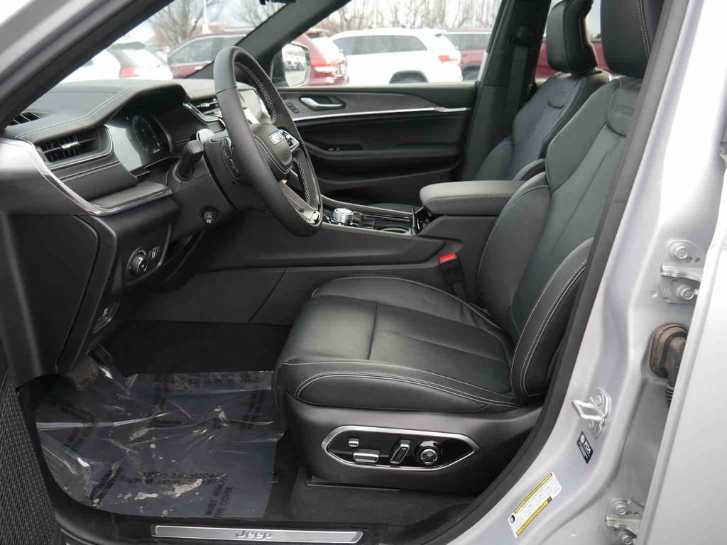 New 2025 Jeep Grand Cherokee L Overland w/ Advanced Protech Group III AWD/4WD image 27