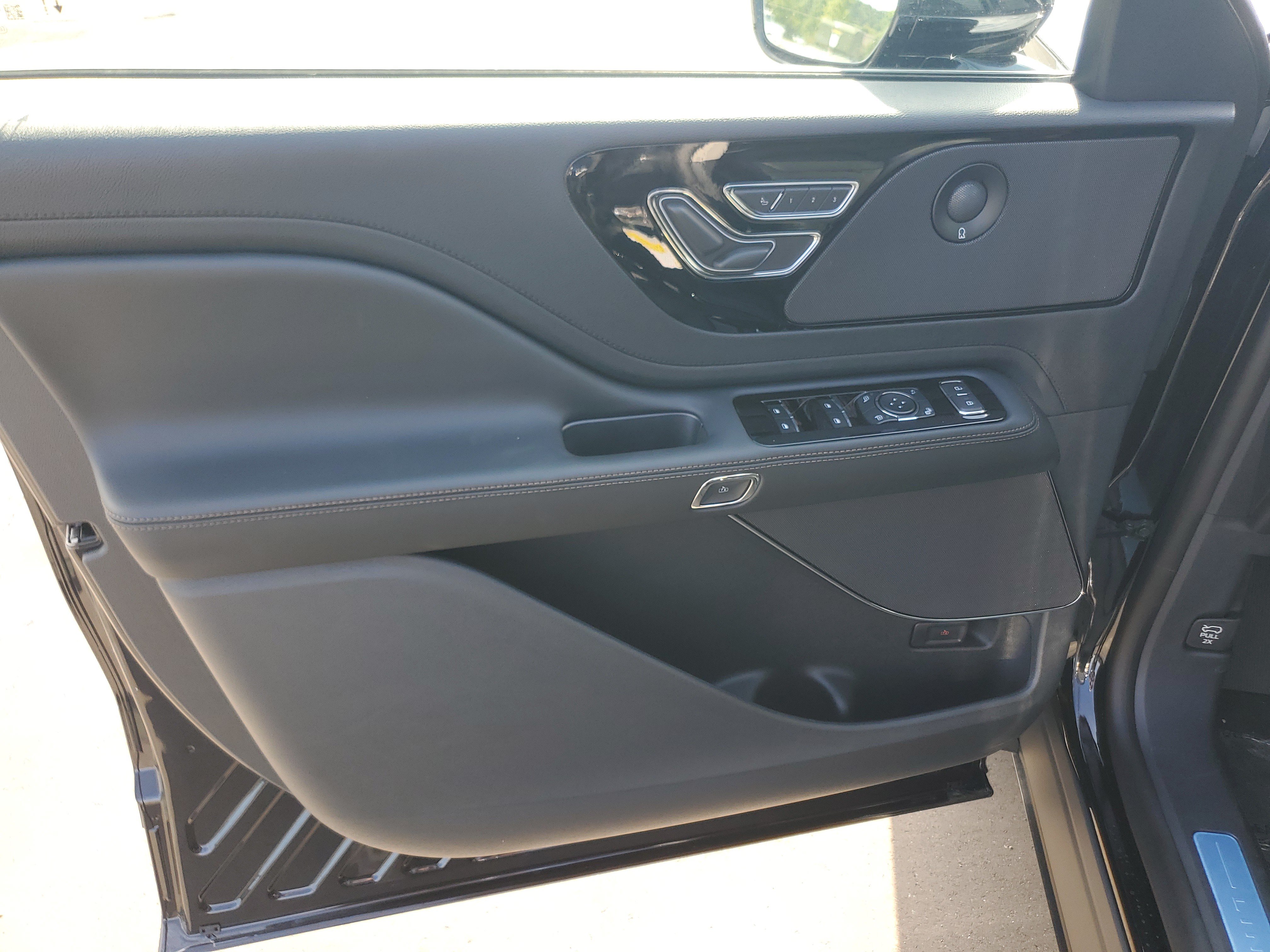 New 2027 Lincoln Aviator AWD image 8