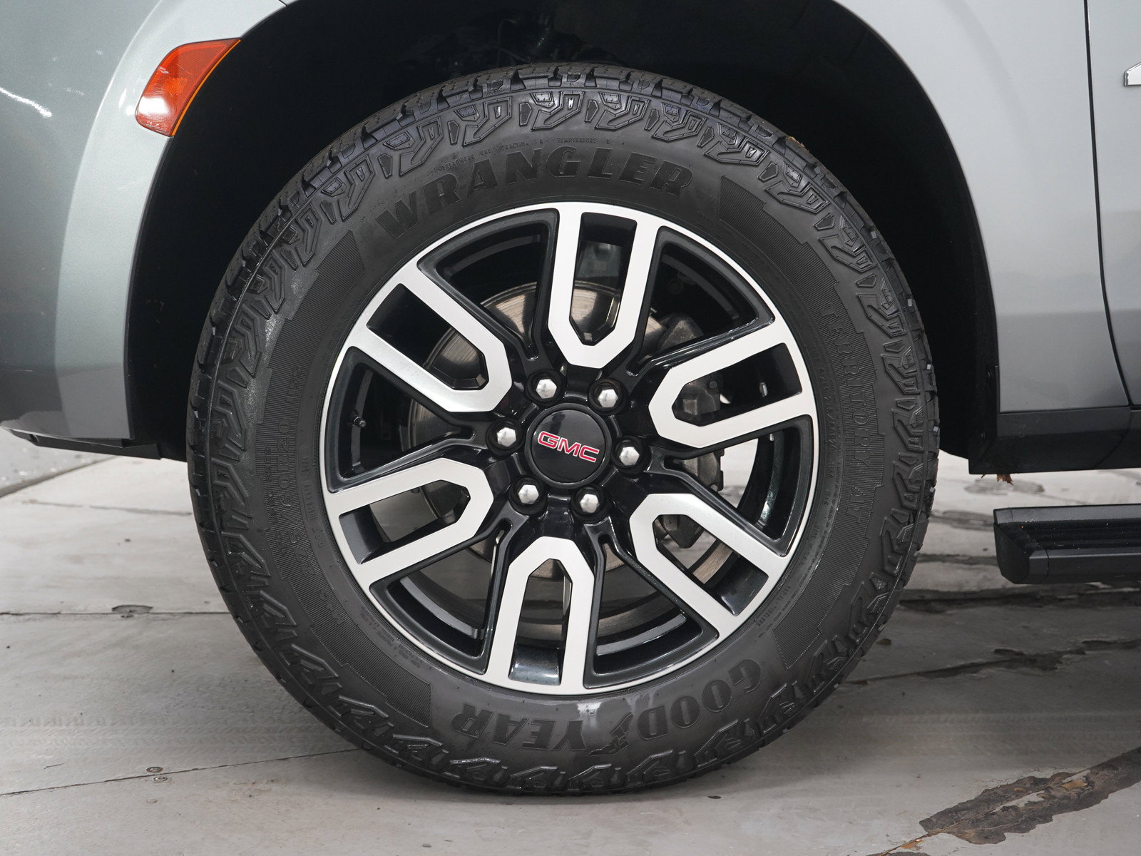 Used 2023 GMC Yukon AT4 w/ AT4 Premium Package AWD/4WD image 32