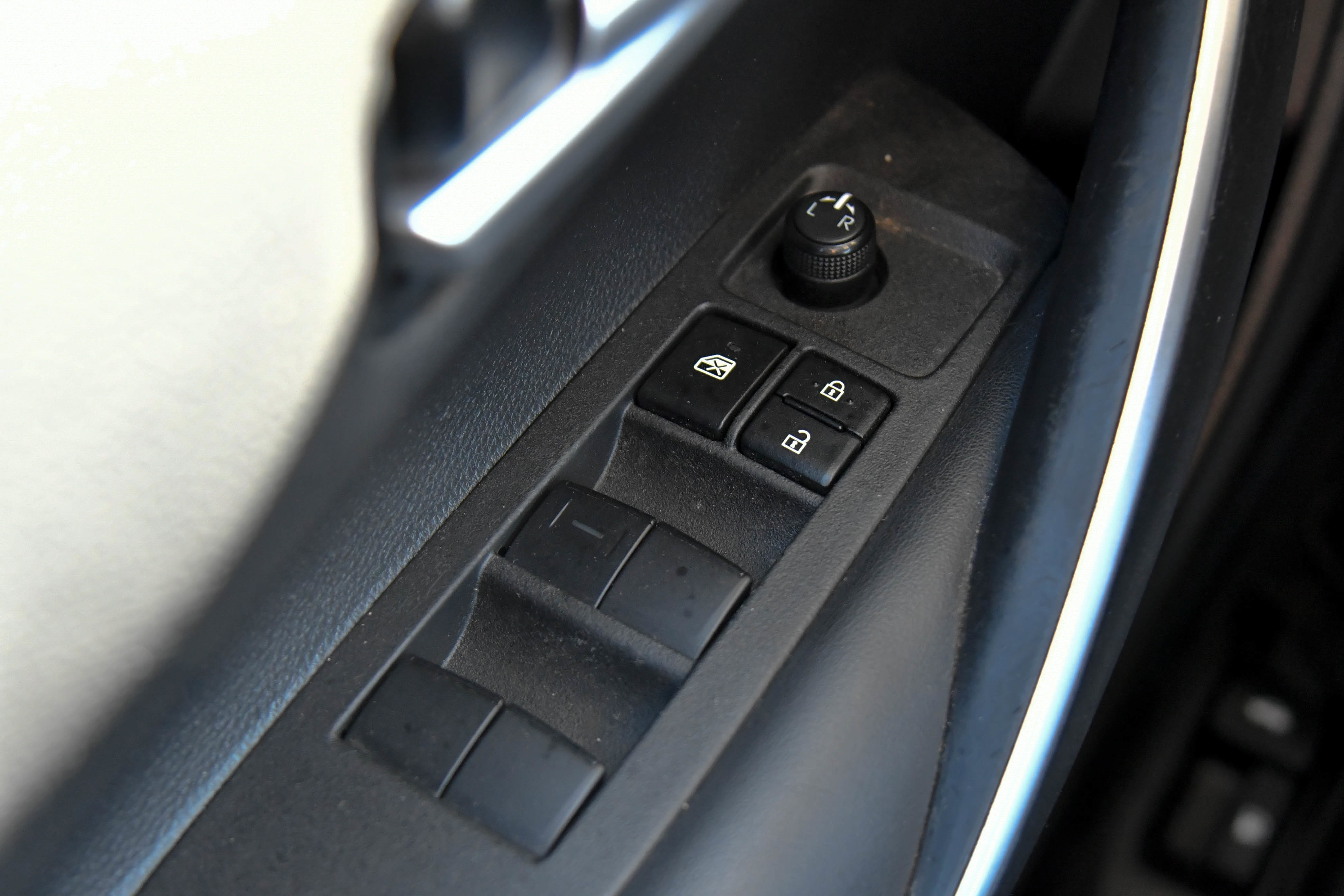 Used 2023 Toyota Corolla SE w/ SE Premium Package FWD image 34