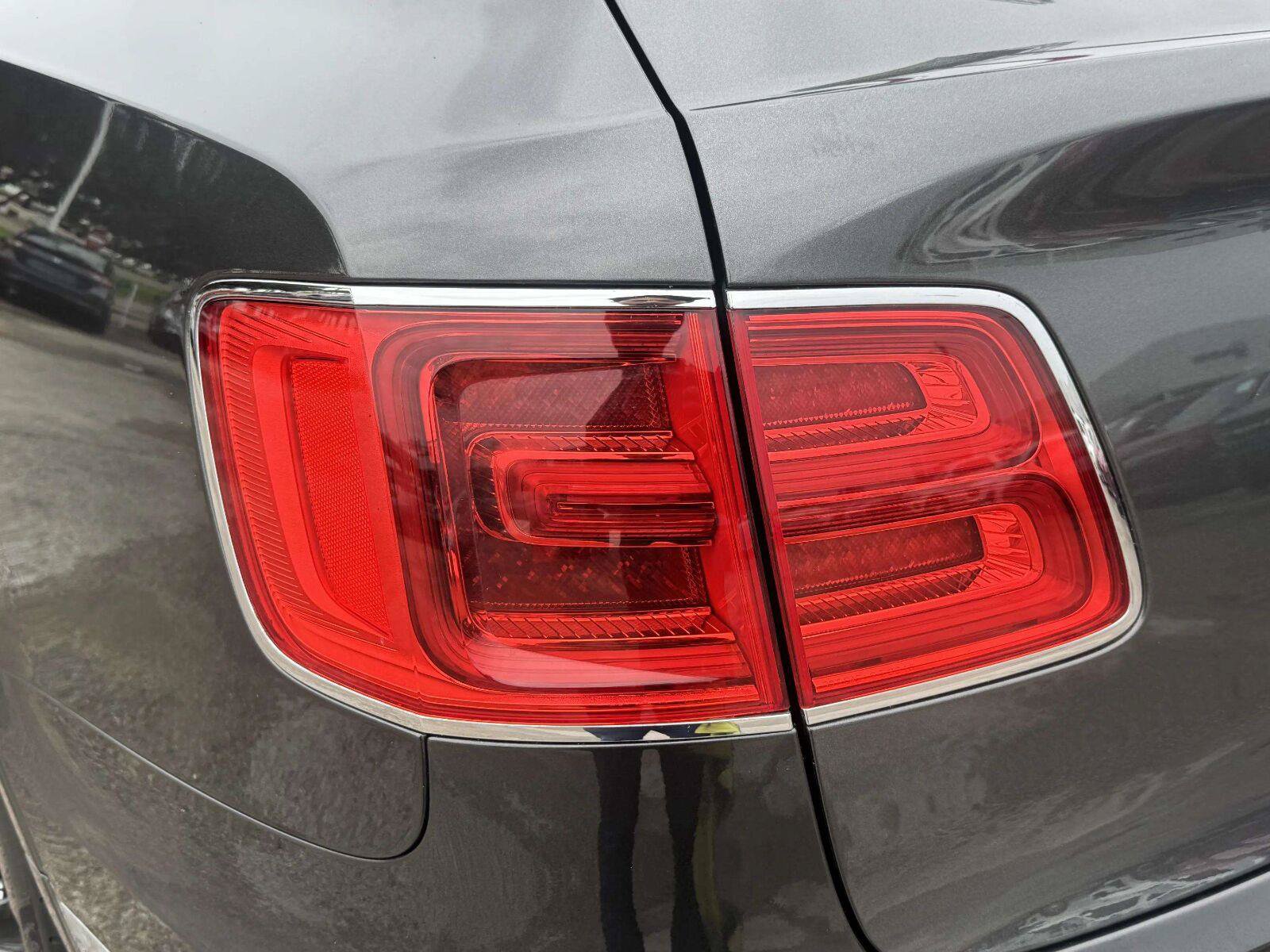 Used 2018 Bentley Bentayga AWD/4WD image 15