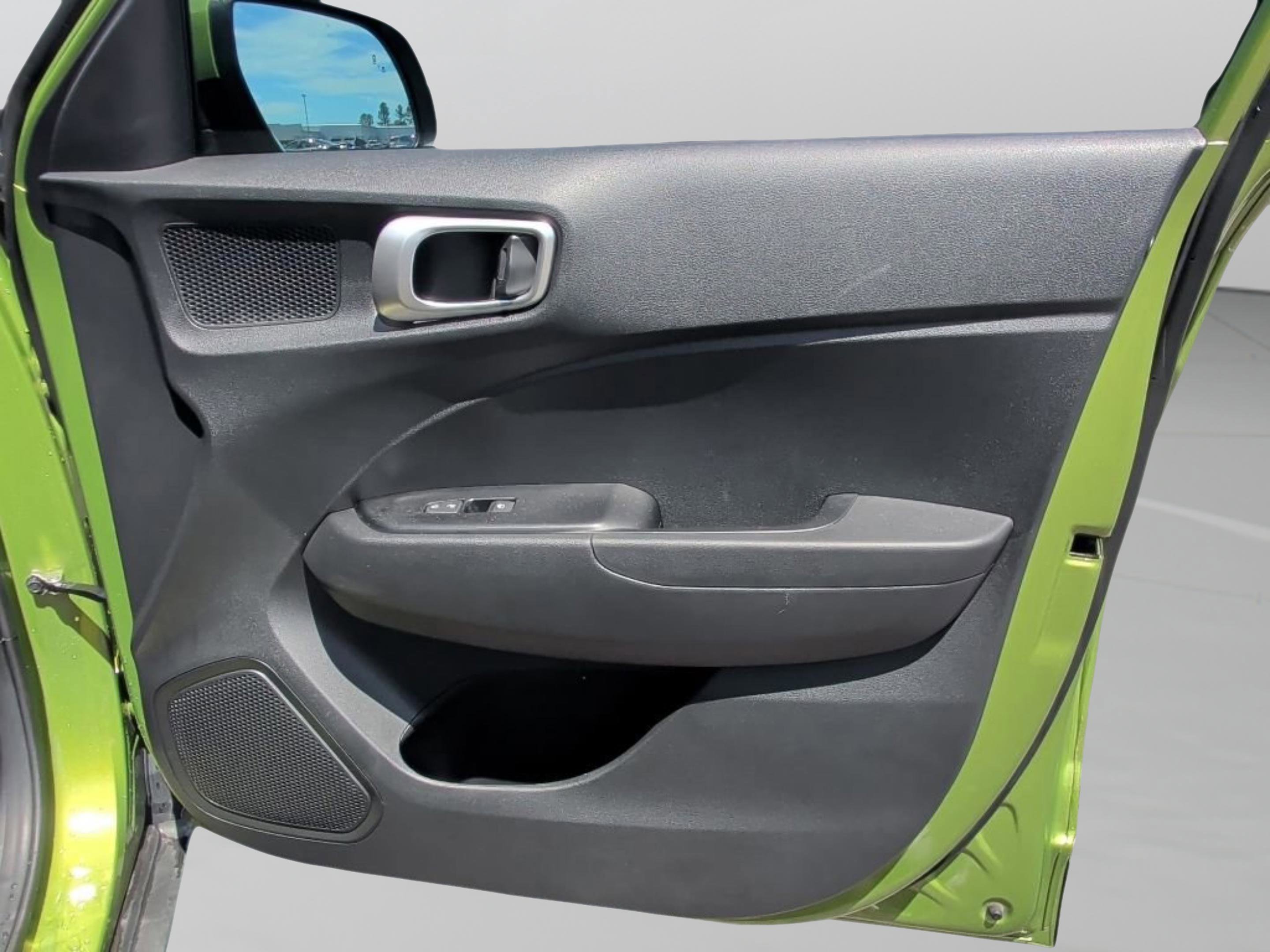 Used 2024 Hyundai Venue SEL FWD image 36