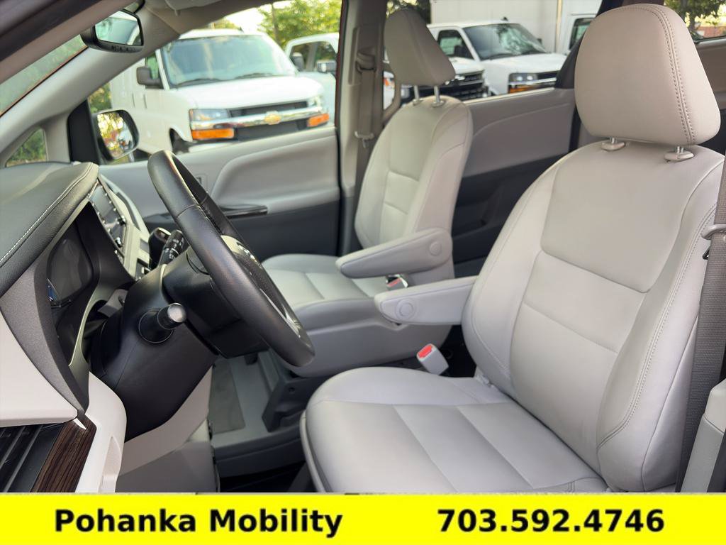 Used 2020 Toyota Sienna XLE w/ XLE Navigation Package FWD image 31