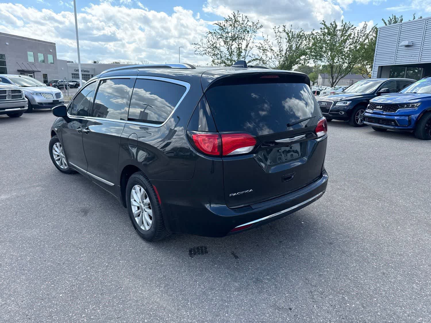 Used 2018 Chrysler Pacifica Touring-L FWD image 7