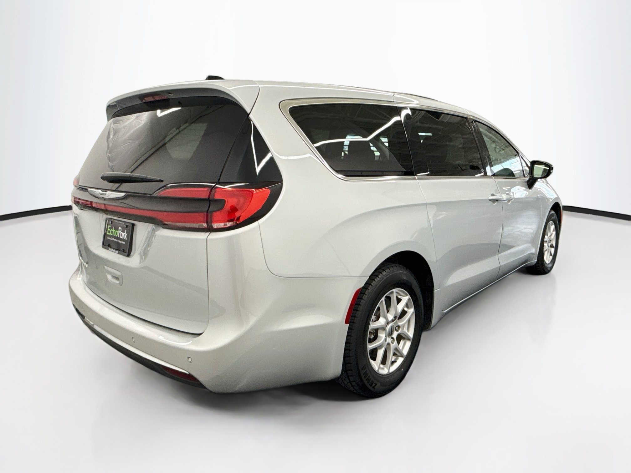 Used 2024 Chrysler Pacifica Touring-L FWD image 9