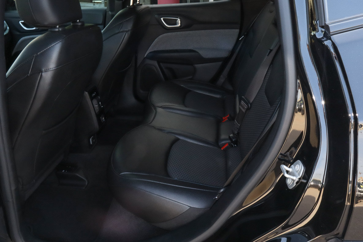 Used 2025 Jeep Compass Latitude AWD/4WD image 8