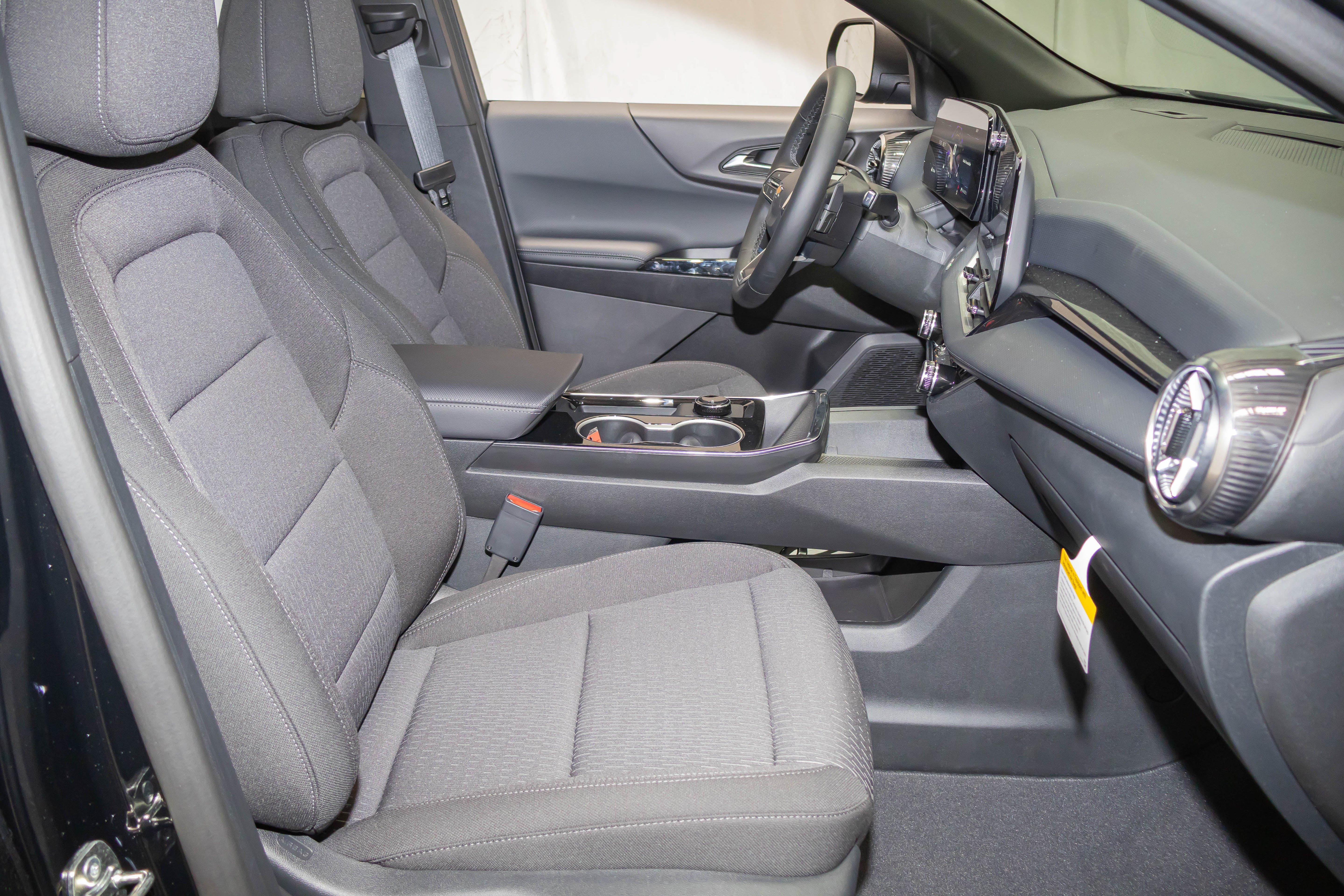 New 2027 Chevrolet Equinox LT w/ Safety and Technology Package FWD image 12