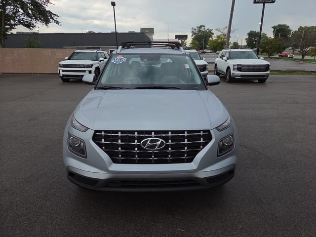 Certified 2022 Hyundai Venue SEL FWD image 3