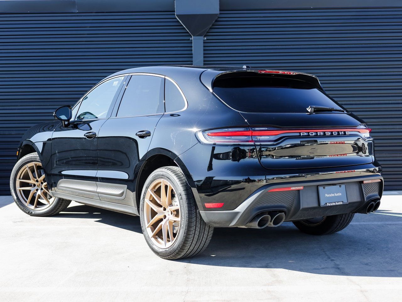 Used 2025 Porsche Macan AWD/4WD image 3