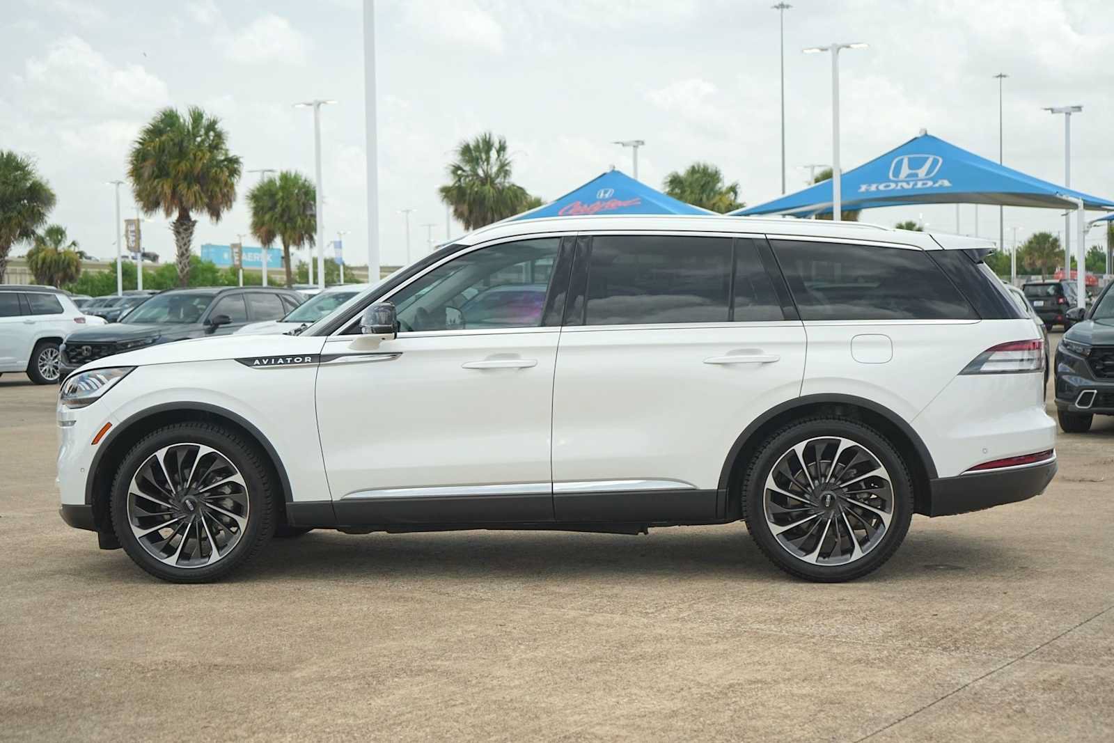 Used 2024 Lincoln Aviator Reserve w/ Equipment Group 201A RWD image 3