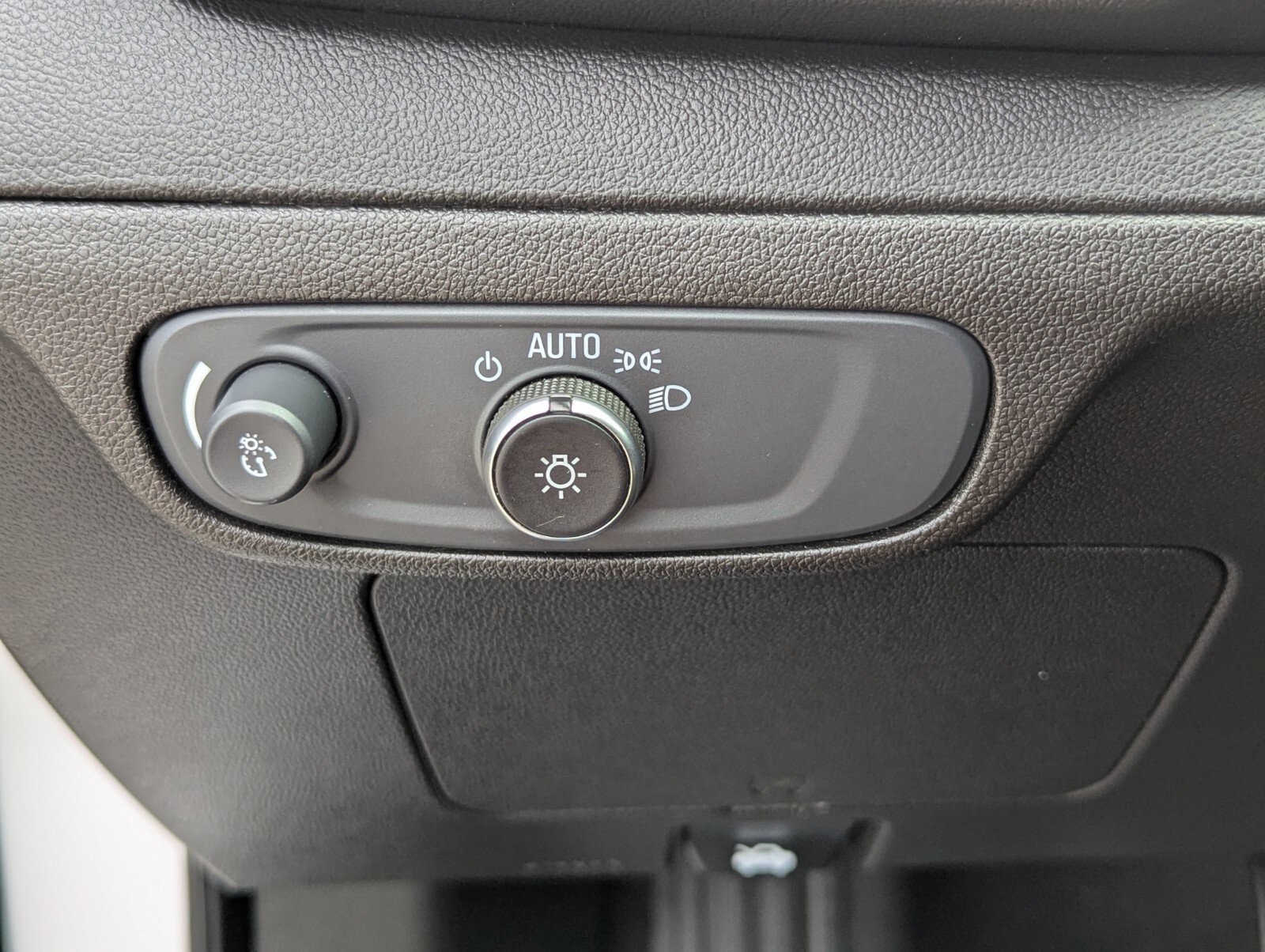 Used 2022 Chevrolet Bolt EUV LT w/ Convenience Package FWD image 32