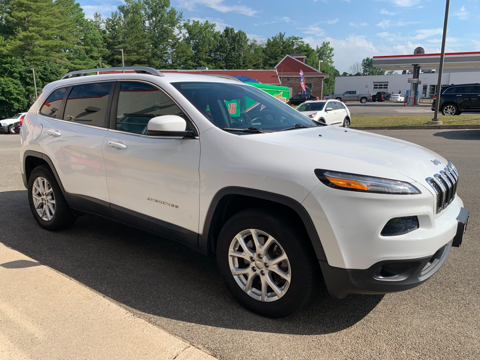 Used 2018 Jeep Cherokee Latitude Plus w/ Comfort/Convenience Group AWD/4WD image 3