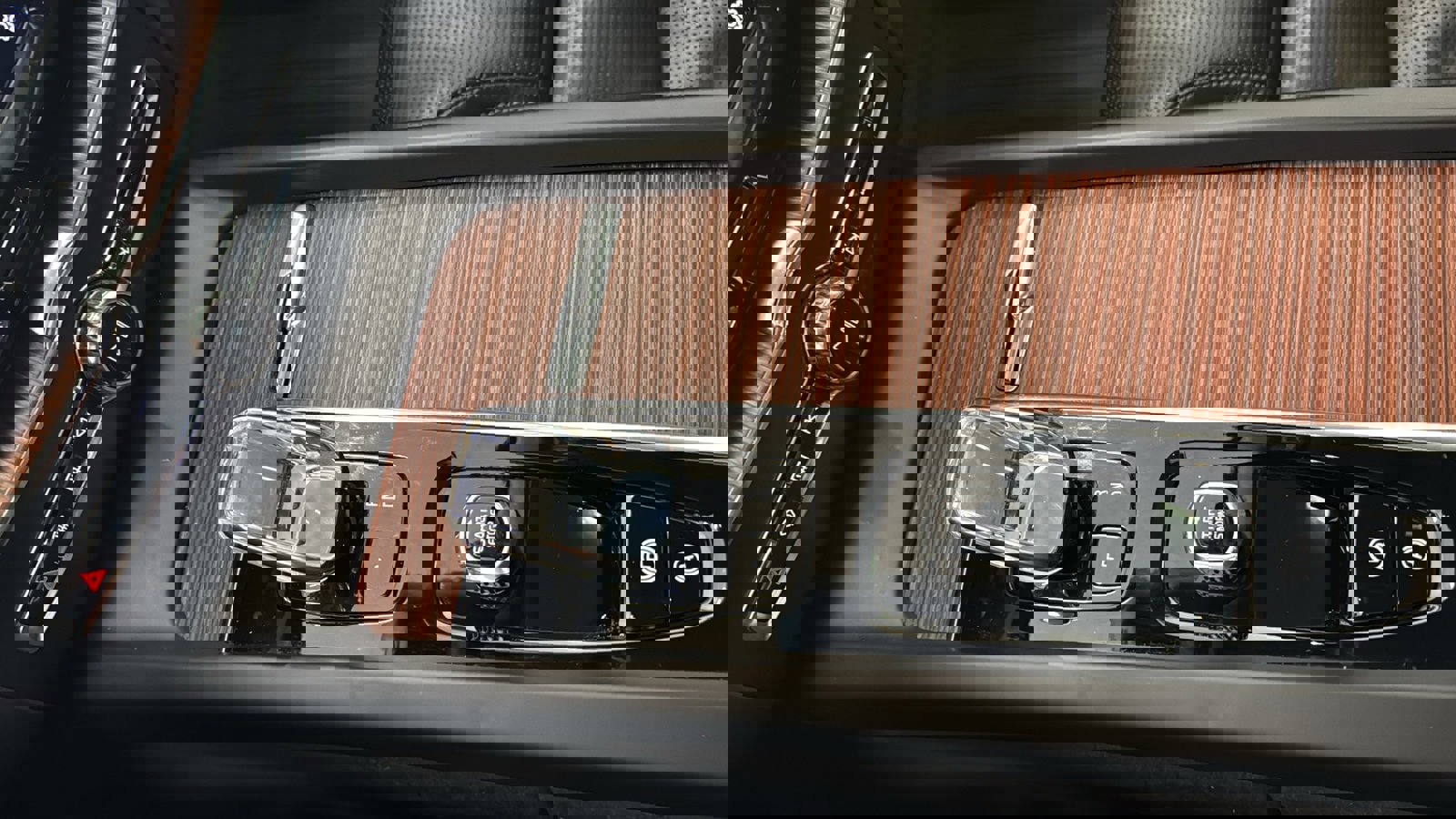 Certified 2023 Volvo XC60 B5 Ultimate w/ Climate Package image 19