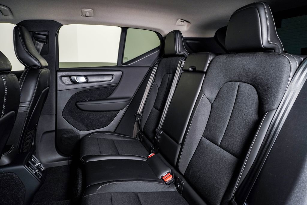 Used 2020 Volvo XC40 T5 Momentum w/ Protection Package Premier image 17