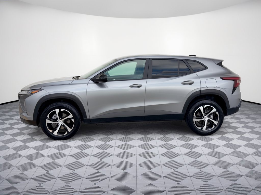 Used 2024 Chevrolet Trax RS w/ Driver Confidence Package FWD image 2
