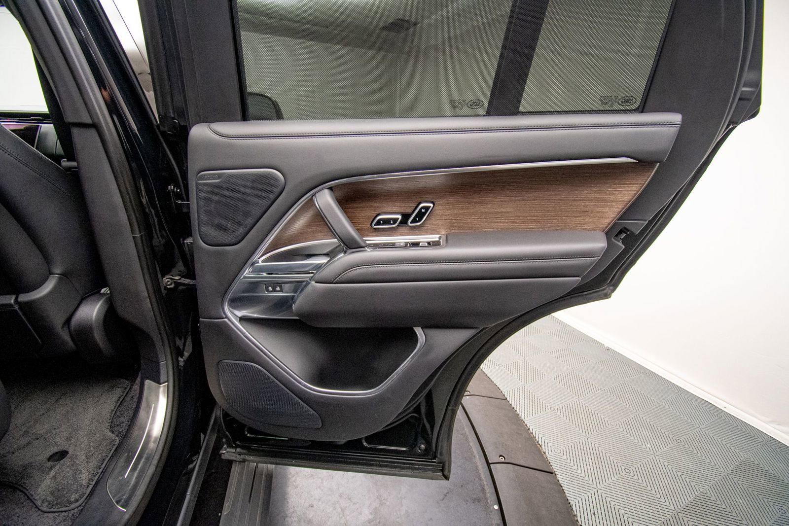 Used 2023 Land Rover Range Rover Autobiography image 31