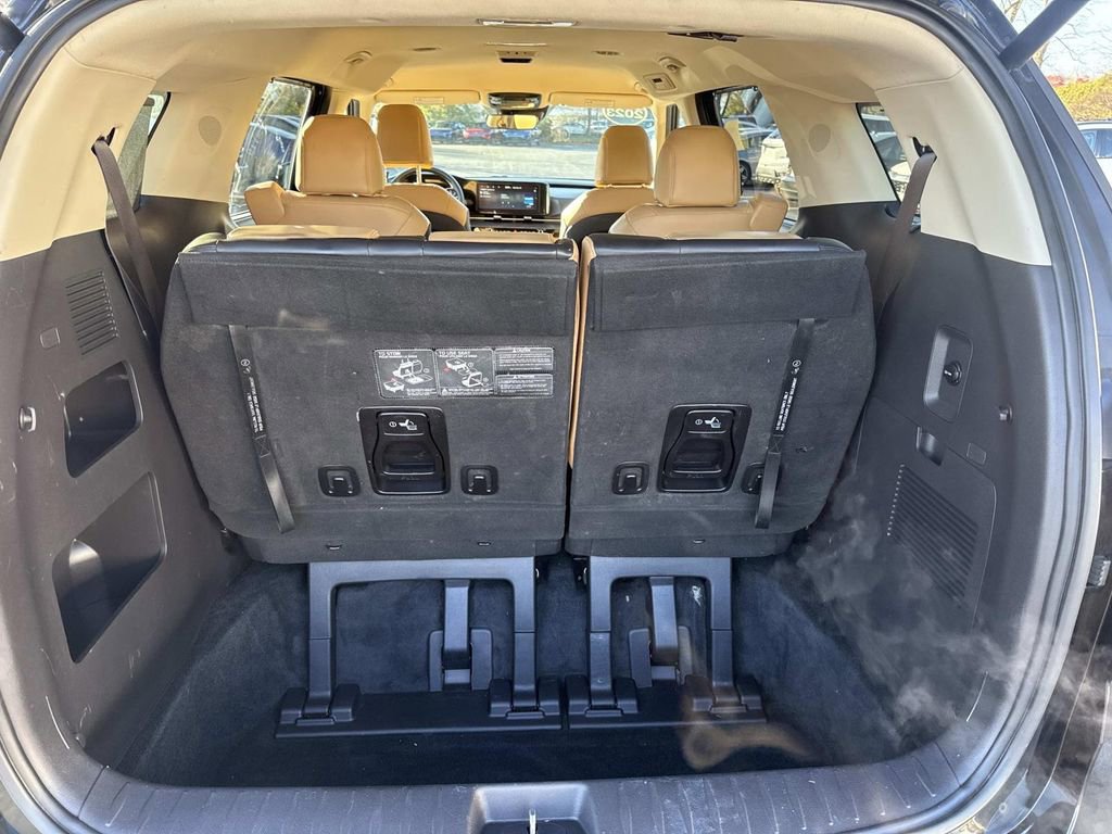 Used 2023 Kia Carnival EX image 6