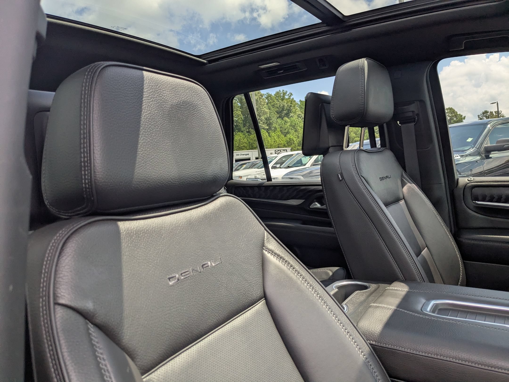 Used 2024 GMC Yukon Denali w/ Advanced Technology Package AWD/4WD image 32
