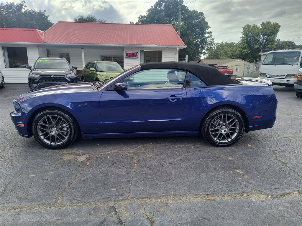 Used 2013 Ford Mustang Premium image 2