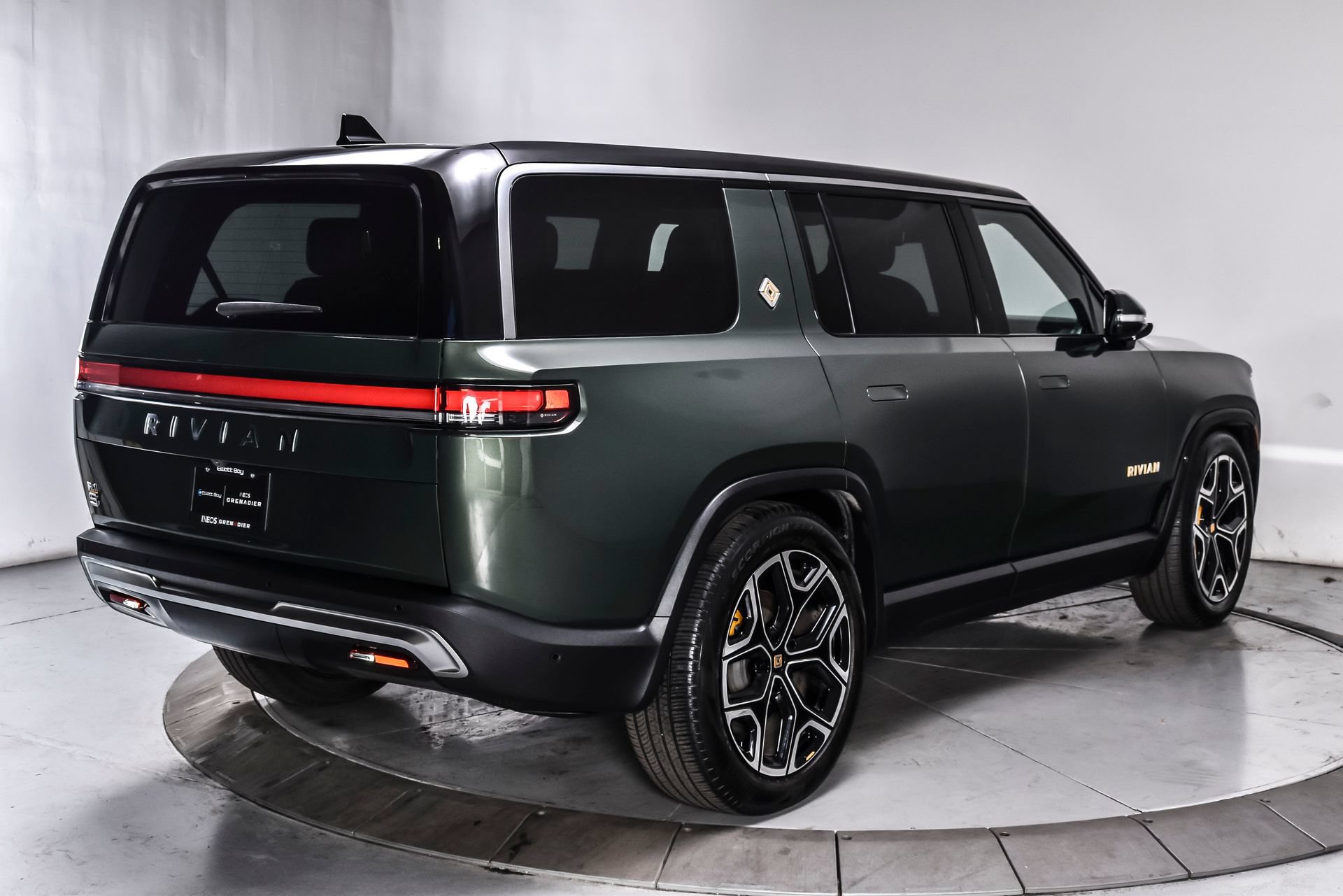 Used 2024 Rivian R1S Adventure AWD/4WD image 4