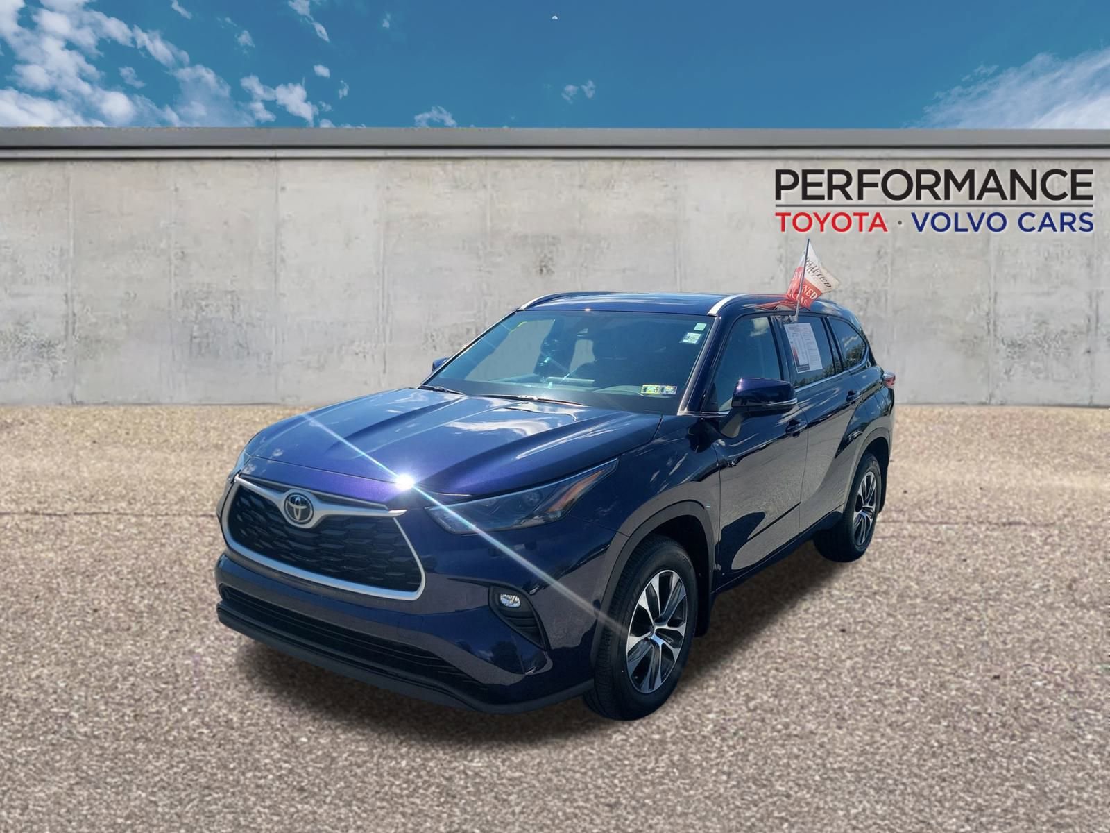 Certified 2022 Toyota Highlander XLE image 1