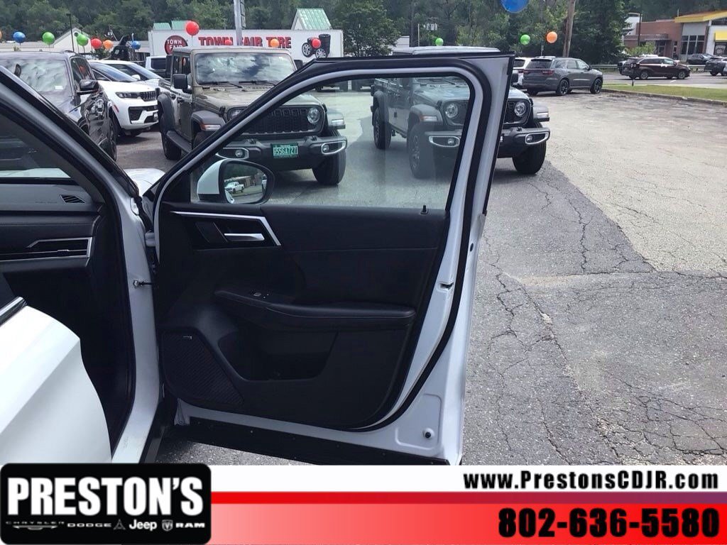 Used 2025 Mitsubishi Outlander AWD image 26