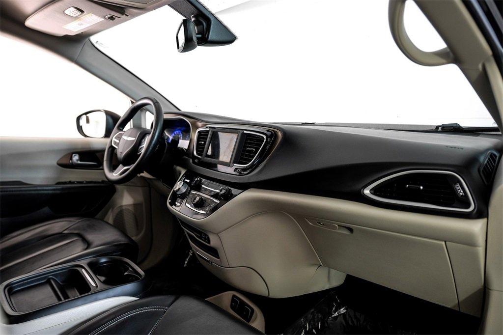 Used 2020 Chrysler Voyager Lxi image 9