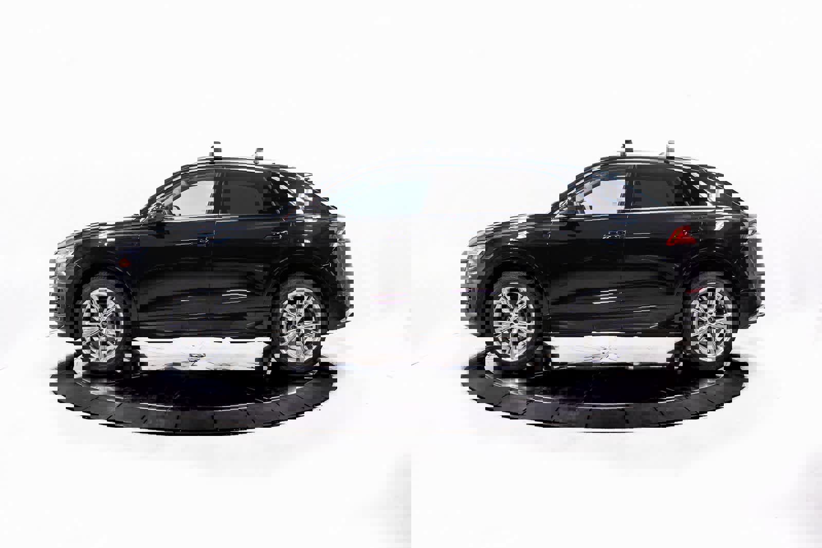 Used 2022 Audi Q8 Premium Plus image 2