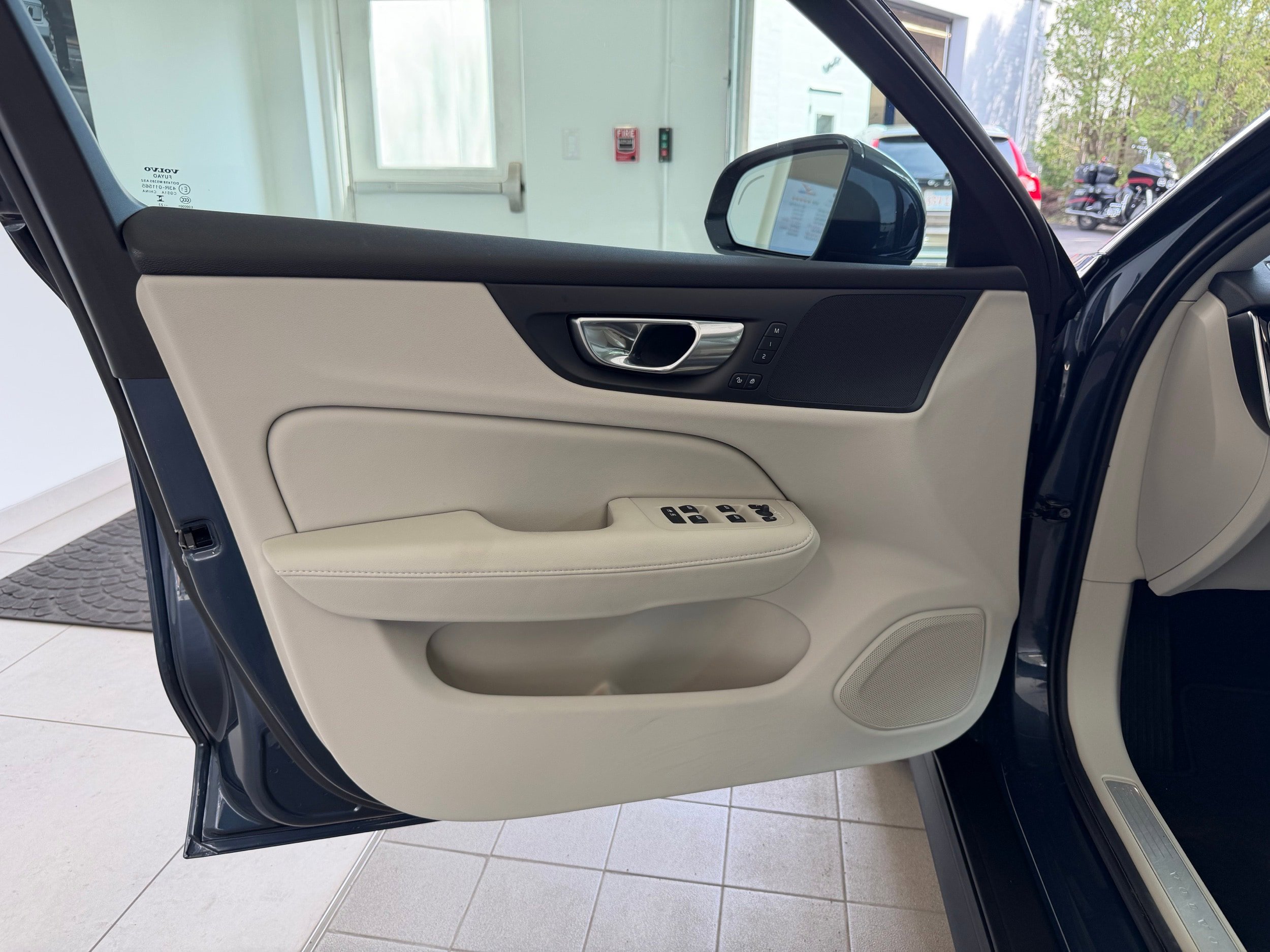 Certified 2025 Volvo V60 B5 Cross Country Plus AWD/4WD image 16