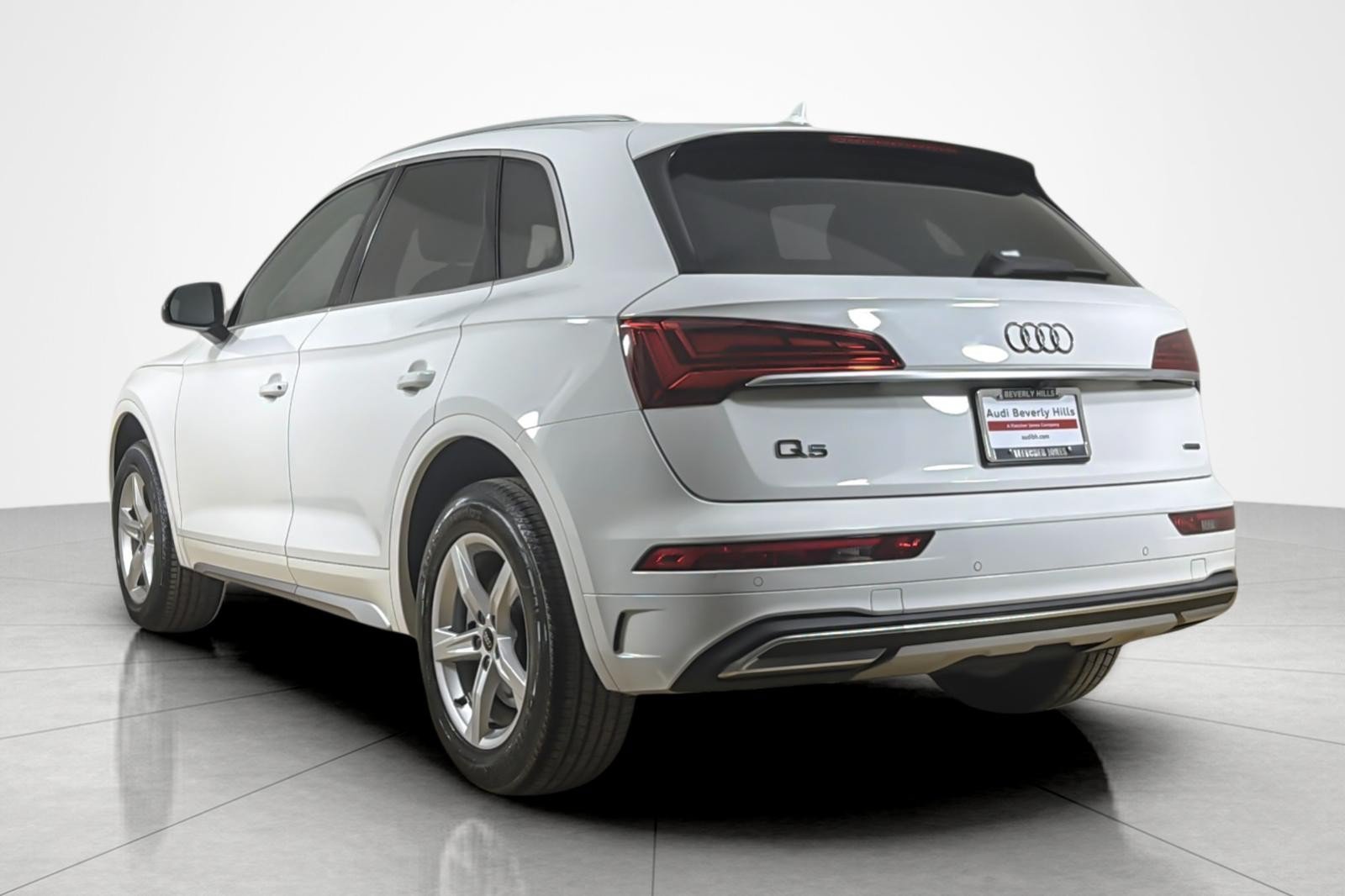 Used 2023 Audi Q5 2.0T Premium w/ Convenience Package AWD/4WD image 3